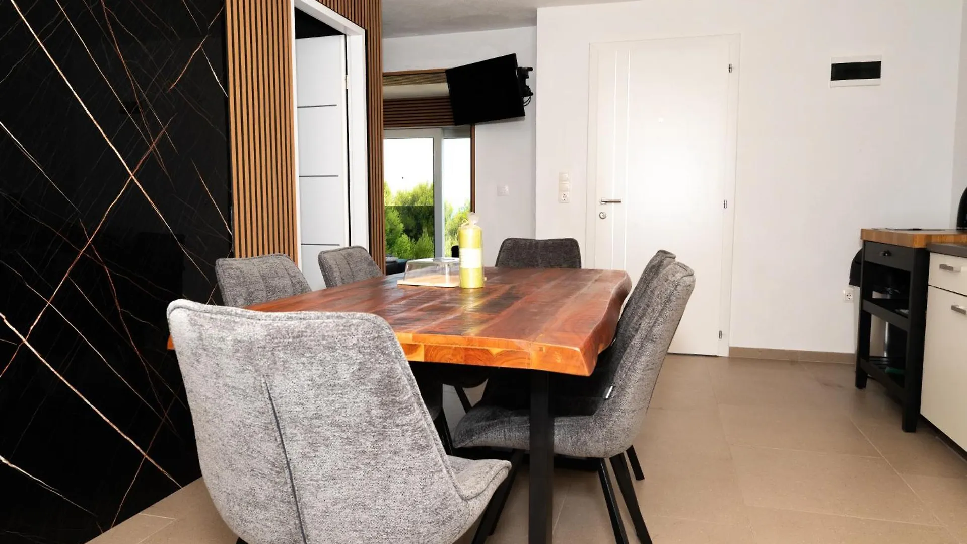 Four Points Apartman Vir